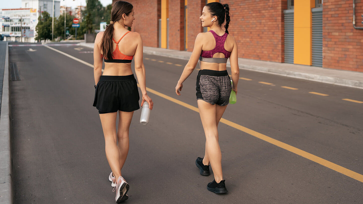 Twee vrouwen die samen hardlopen/wandelen